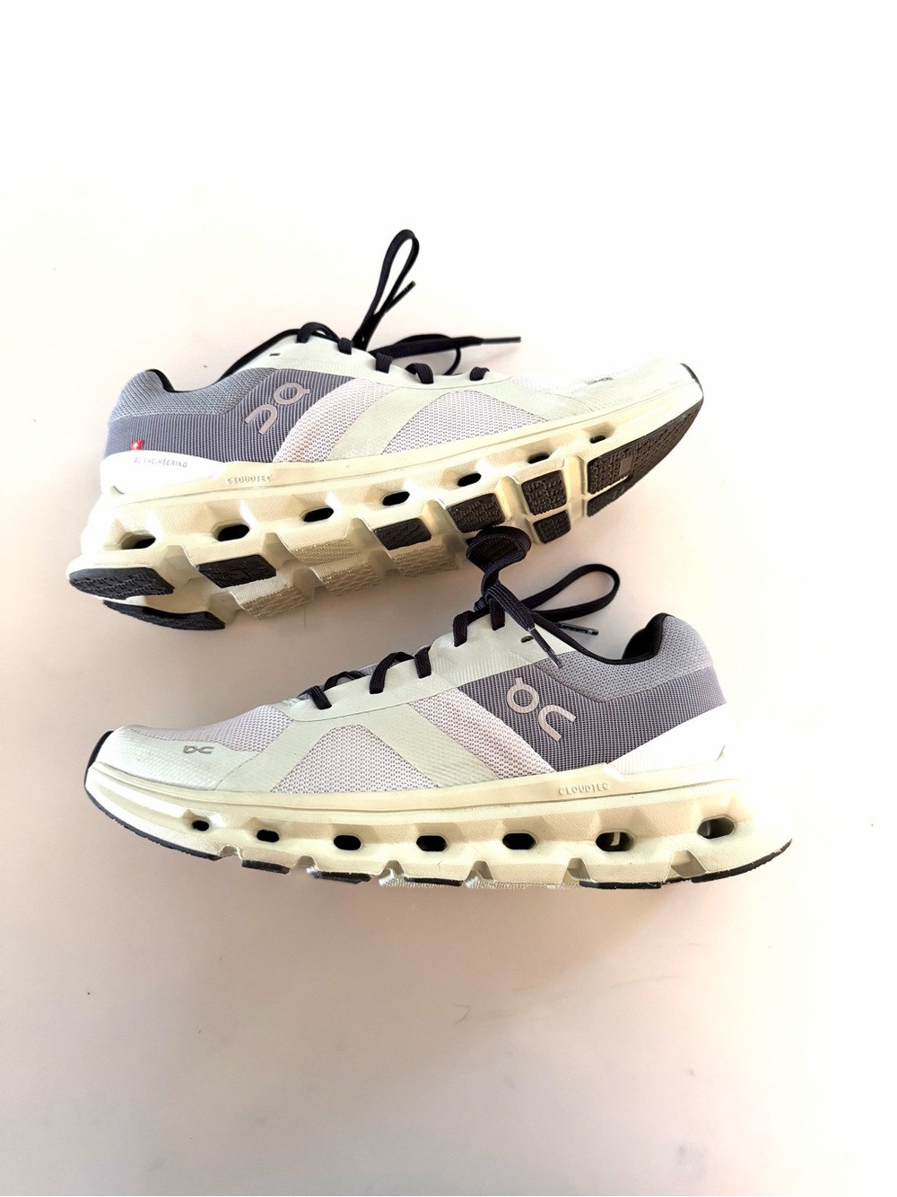 ON CLOUDS•cloudrunner white/grey/green running athletic sneakers 7.5 NWOB